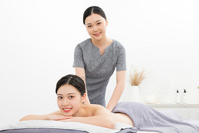 青年籃球運動員與美容服務(wù) 專業(yè)形象與自我表達的新融合